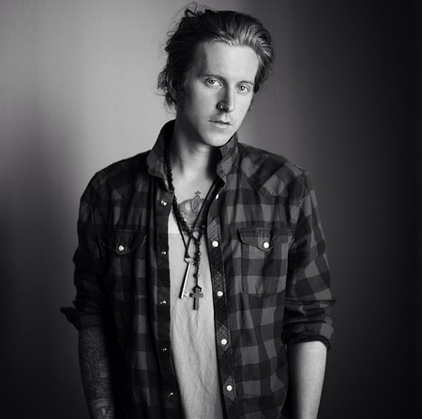 WTKSpain's tweet photo. Foto de Travis para el último photoshoot de la banda http://t.co/uTAsk4hbX4