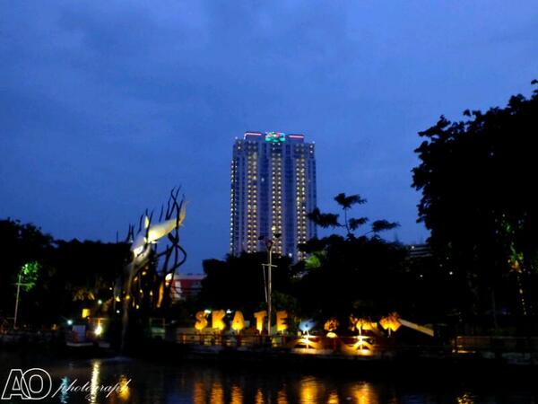 AOcthavia's tweet photo. Dan inilah suasana malam skatepark surabaya :) http://t.co/UXmgE0l28R