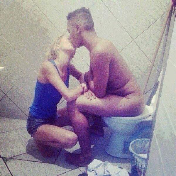 EiNobrega's tweet photo. Vai No Banheiro pra gente se Beijar (8' http://t.co/fAEXkHYcPC