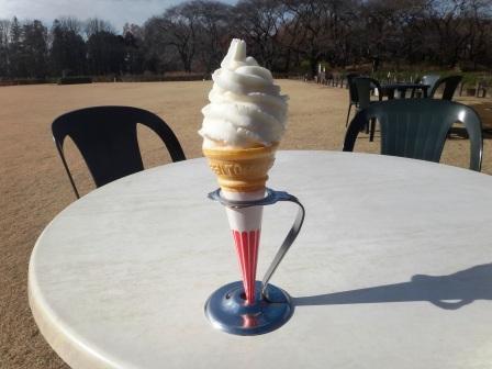 神代植物公園 ニュース 神代植物公園内の売店で冬季限定ソフトクリームの販売を始めました バラ 売店では小倉 芝生売店では リンゴのソフトクリームです 写真は 芝生売店のリンゴのソフトクリーム リンゴの果肉入りでさっぱりとした味わい おススメ 神代植物公園 ニュース 神代植物公園内の売店で冬季限定ソフトクリームの販売を始めました バラ 売店では小倉 芝生売店では リンゴのソフトクリームです 写真は 芝生売店のリンゴのソフトクリーム リンゴの果肉入りでさっぱりとした味わい おススメ