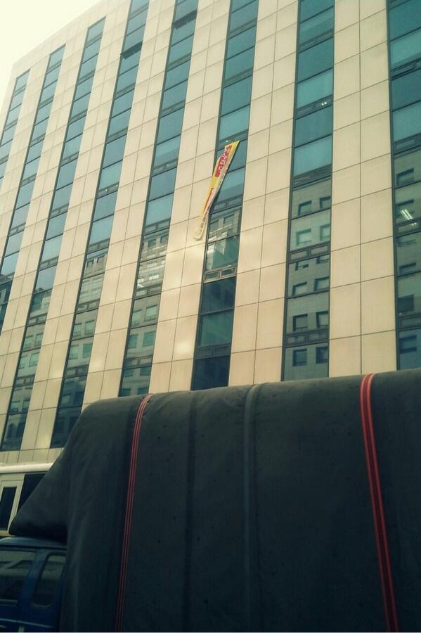 gneout's tweet photo. 긴급속보!!RT부탁
새누리당 당사를 대학생들이 점거! 지금 두명의 대학생이 연행중입니다 http://t.co/h8iSZ1t0Yk