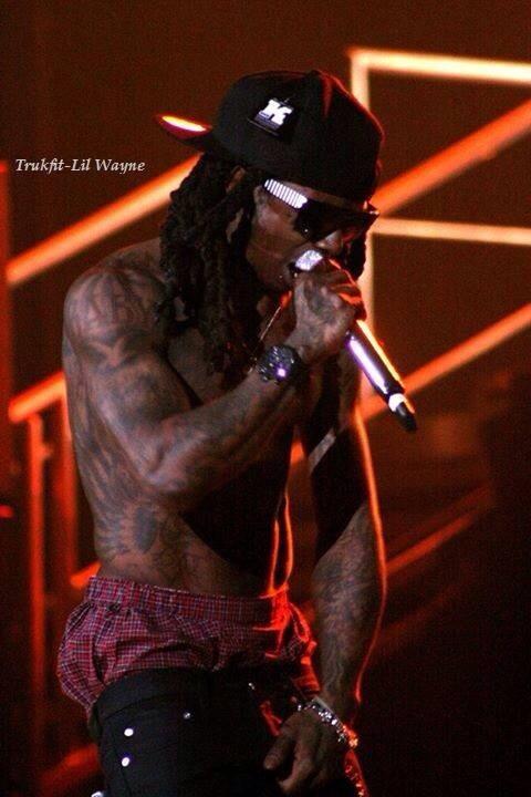 Girl_Addictions's tweet photo. Lil Wayne #2 #Singin http://t.co/X1aQ8DLynC