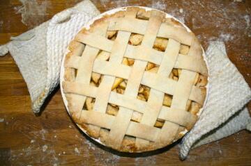 EatForTheEarth's tweet photo. Nothing like a home-baked lattice crust apple pie! Thank you, @Food52 for the vegan pie crust recipe #veganbaking http://t.co/SuIfPmf6pH