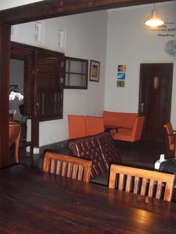 cari tempat yg cozy wat mkn2 ato skedar ngopi2? dtng aja k BALE's Kedai Kopi &amp; Resto d jl Aceh no 60 bdg #kulinerBDG
