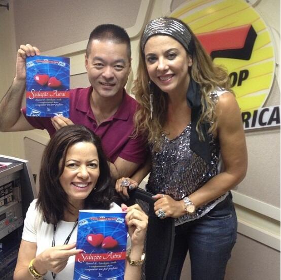 MatrixEditora's tweet photo. A astróloga @Esoterissima, agora a pouco, com @GislaineMartins e @Ricardo_Sam do @programa2em1 da @transamericapop! http://t.co/vyDkqcT1XK