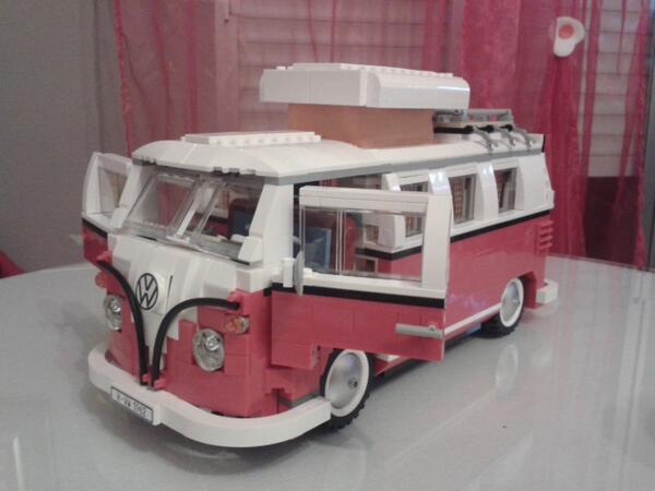 CandelaBeer's tweet photo. Por fin está acabada!! Mi mini furgo!!! #lego #bonita #llenadedetallles http://t.co/G2cnHJBrbP