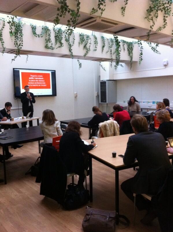 Présentation étude Harris pour <a href="/Viadeo_FR/">viadeo_fr</a> et ACCE : "Regards croisés actifs/recruteurs"