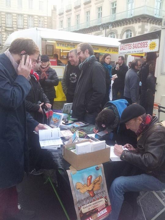 Ah le marché des Lices ! Petit souvenir de notre séance dédicace rythmée par le fumet des stands autour de nous !