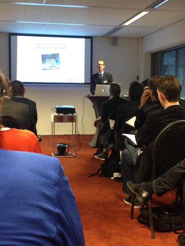 De vraag 'algenkweek, mag dit' ... @agroadviesAR  gaat de zaal in om antwoorden te horen. #interactief