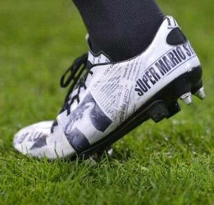 voetbalzonenl's tweet photo. Beelden van schoeisel Balotelli in Italiaanse topper gaan hele wereld over http://t.co/eCB1Q42kut http://t.co/c3MGJM4qau