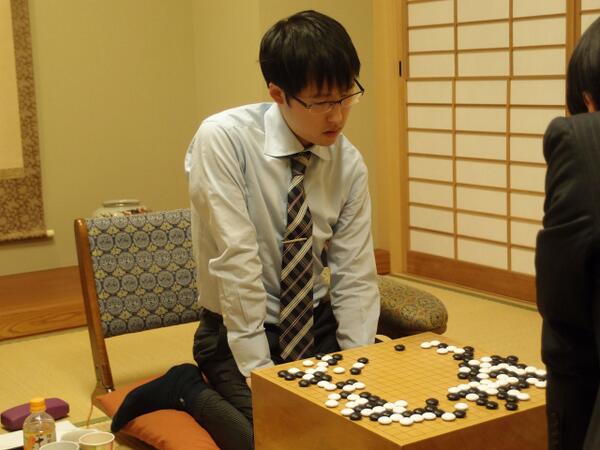 室田伊緒 終わったんだー ご飯ー Osakaigo 関西総本部で行われていました 第52期十段戦本戦トーナメント準決勝 井山裕太棋聖 溝上知親八段の対局は 163手まで 井山棋聖の黒番 中押し勝ちとなりました 十段戦 Http T Co Rewykwcgar