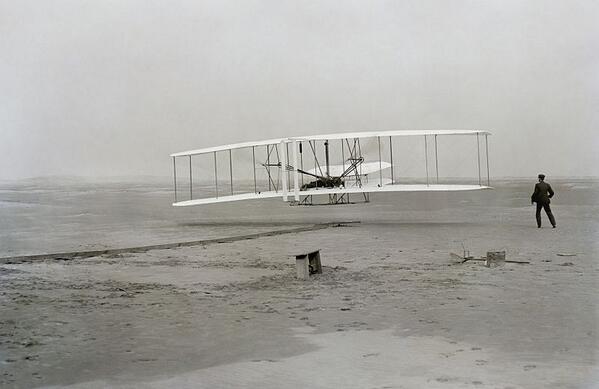 librodeifatti's tweet photo. 17 dicembre 1903 – Primo #volo a motore dei fratelli #Wright, celebri ingegneri e inventori statunitensi. http://t.co/NXML9OITg5
