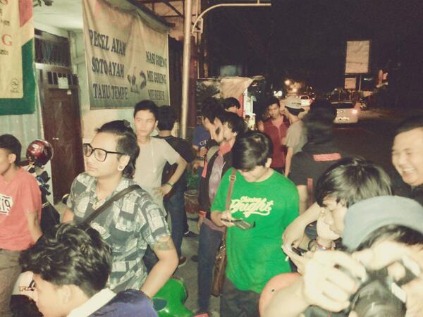 PrabuAPR's tweet photo. Wkwkw bule bule bali RT "@AgilRagilsadega: Ih gue ganteng bngt ya dsitu bu,haha RT @PrabuAPR: http://t.co/IYGTLGoUW0""