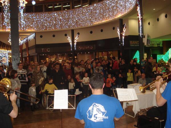 ccespaigirones's tweet image. L'Espai Gironès també va posar el seu granet de sorra per @la_marato amb el show de la @xarangadamm_er! #nodegenera