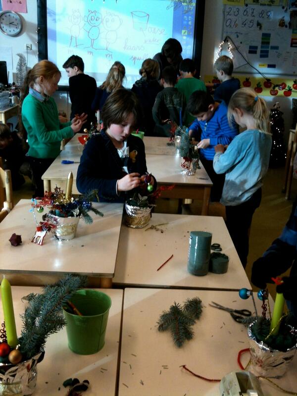 bsMeander's tweet photo. Kerststukjes maken in groep 4. Wat een heerlijk sfeertje! http://t.co/eixJhizBdW