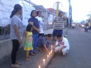 tudlaprod's tweet photo. Earlier in Tacloban City, residents lighted candles for those who died during typhoon Yolanda 40 days ago. http://t.co/RPd5qlMhOs