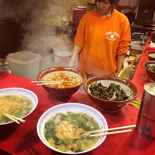 BrickYang's tweet photo. #大阪 #心斋桥 金龙拉面，街边一个小摊位，没有桌椅，所... #foodhttp://distilleryimage6.s3.amazonaws.com/5e536f30670d11e396711288448a065e_8.jpg http://t.co/6ACcjVKXCD