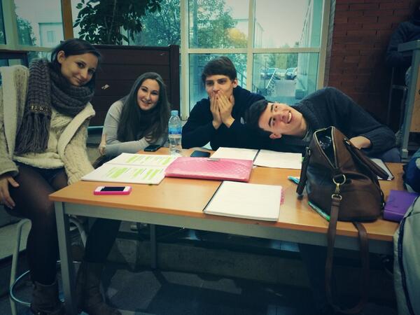 kristi_1007's tweet photo. Asi estudiamos!!!@Isabels28 @eugeniofuster @yas_otinifni @DaniiPolak http://t.co/DlGuYkmeZH