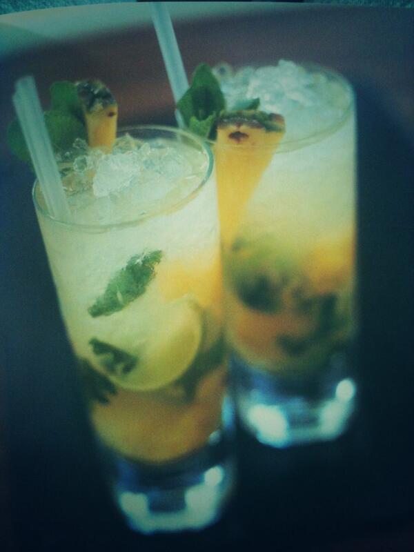 ChicCocktail's tweet photo. Le célèbre Mojito avec de l'ananas http://t.co/hVCSq9zEqz