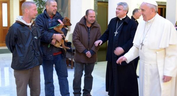 A3Noticias's tweet photo. El Papa cumple años invitando a desayunar a cuatro personas sin hogar http://t.co/6qywWeF73t http://t.co/VHrkuYmo3W