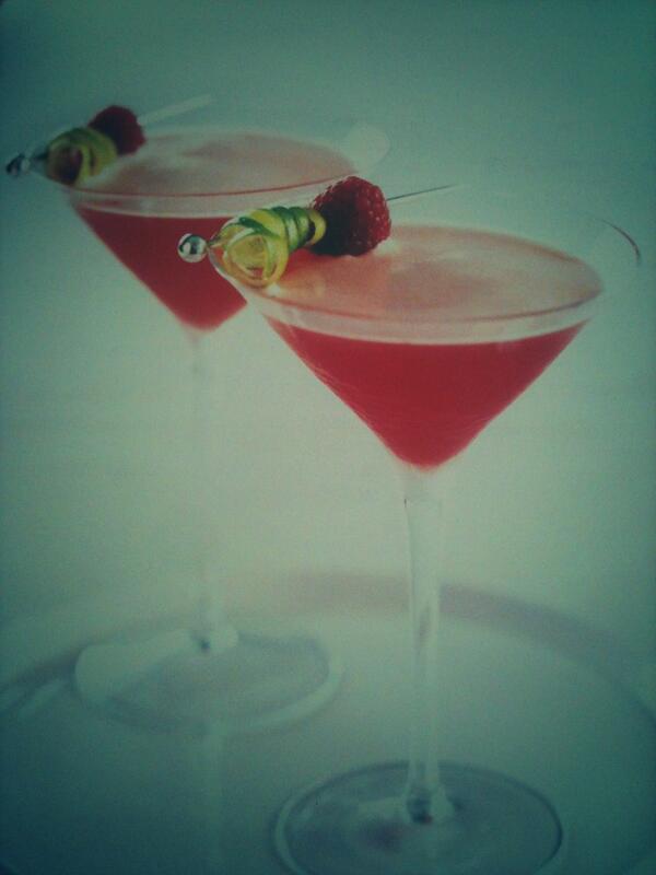 ChicCocktail's tweet photo. Valentine Martini fait a base de vodka http://t.co/PZDF97iopA