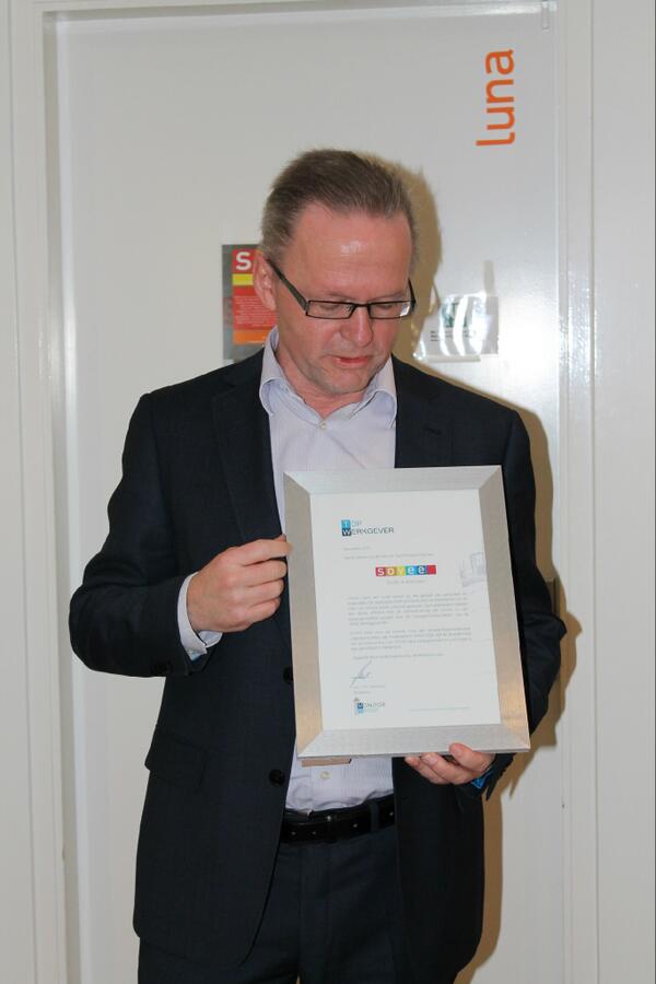 SOVEEamersfoort's tweet photo. @SOVEEamersfoort uitgeroepen tot Topwerkgever!Trotse directeur-bestuurder @cauboroger ontvangt certificaat! http://t.co/ho5bmD0ypV