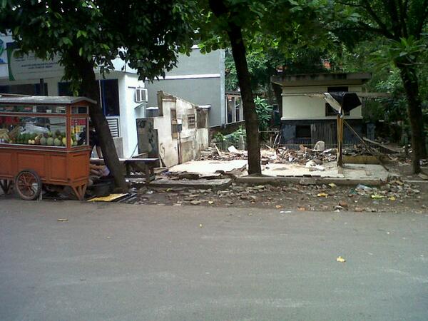 :(( "<a href="/deniraynold/">Denni raynold</a>: Ditempat itu kami pernah punya cerita manis, sedih, brutal, anarkis, cinta, canda, tawa dan duka.