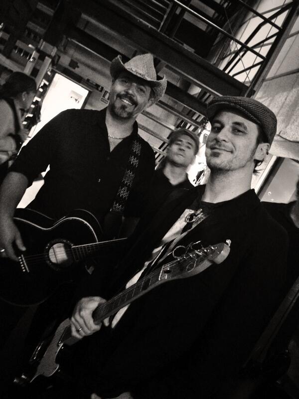 ProjecteMut's tweet image. @davidserraserra i @JoanBarbe al backstage de @tv3cat abans de fer el #Notestim a @la_marato! #nodegenera #maratotv3