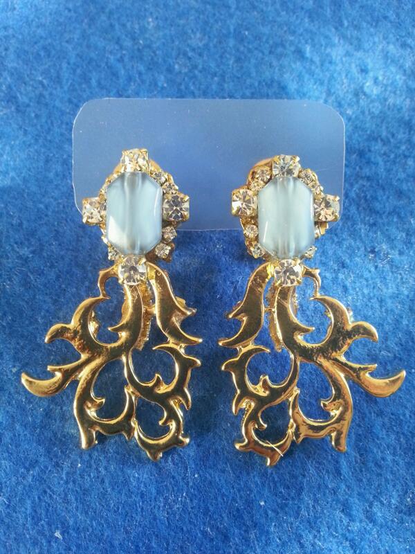 rubenjaviermoda's tweet photo. Detalle de los pendientes que completaba el look de Rocio http://t.co/CmUGURqsp8