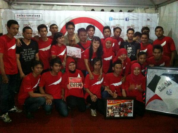 NOAH_ID's tweet photo. Foto dgn perwakilan @SahabatJember #PromildTour Jember http://t.co/xLFEpqqMA4