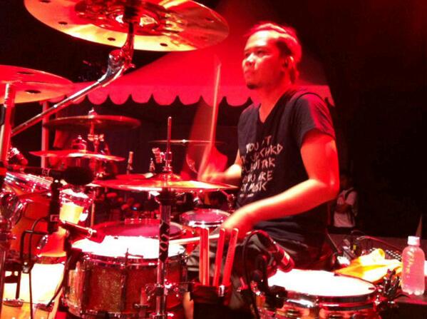 NOAH_ID's tweet photo. On stage #PromildTour Jember @mqeet http://t.co/OzSGFhM1WL