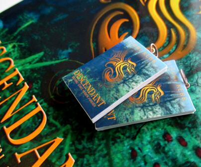 ToniKerr_Writer's tweet image. Easiest book marketing ever! #minibookcharms facebook.com/ArtistryforAut…