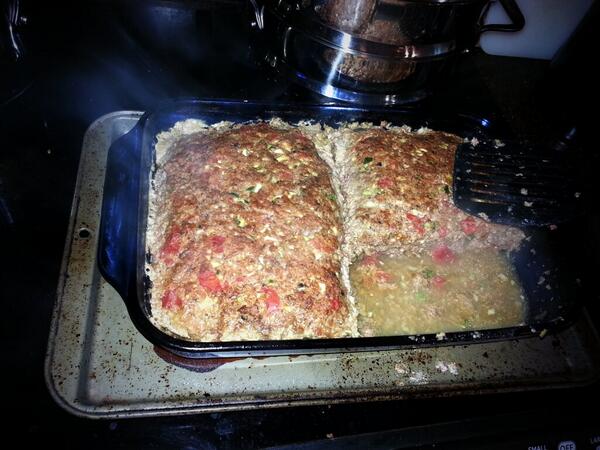 ThePrincessRuns's tweet image. Have I mentioned we cook for an army? Venison and veggie meatloaf.  Yes that is an 8×12 pan.  #loadsofveggies #yum