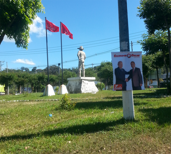 MedioLlenoSV's tweet photo. #TSE pide quitar bandera de #ARENA en redondel D'Aubuisson, no la del #FMLN en Redondel camino al Puerto ¿imparcial? http://t.co/rTKcg0dftW