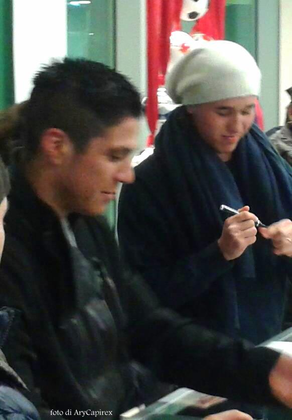 Arianna_ilfilo's tweet photo. @churrycristaldo e @laxalt7 firmano autografi al Macron Store @MacronSports di Bologna http://t.co/1FcS8NG4zZ