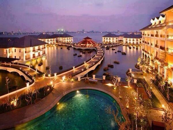worldpics_fr's tweet photo. Vue magnifique sur Hanoi, Vietnam http://t.co/bw5LbgQmET