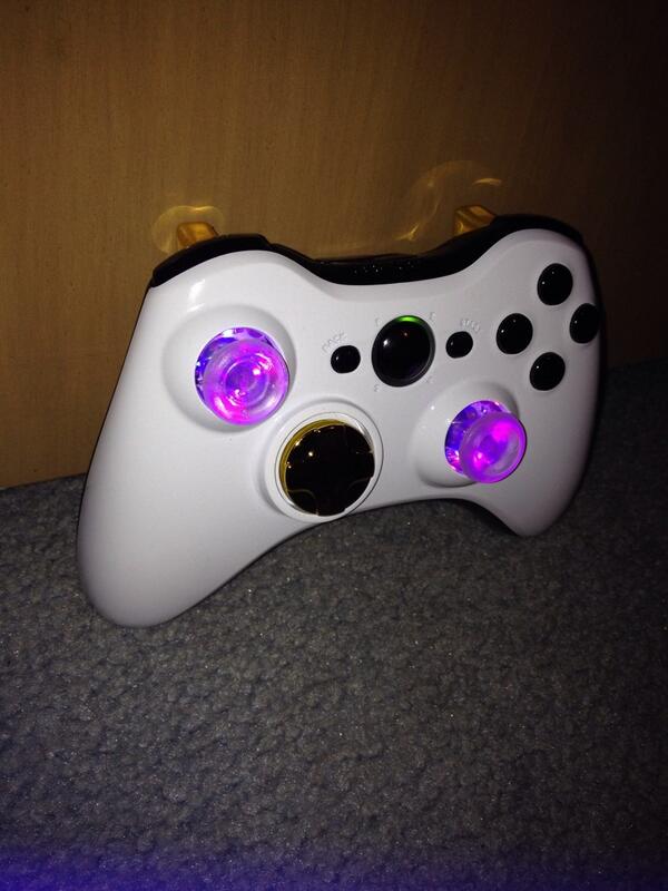 MLGQueen's tweet image. GIVEAWAY! New custom controller w/ LED lights. RT &amp;amp; follow to enter. I'll randomly pick a winner tomorrow. ❤️