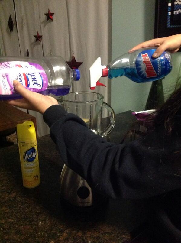 alexadurann's tweet photo. Midterm smoothies 🔪 http://t.co/WXrq6E4O1G