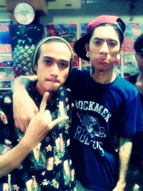 <a href="/Tama_Violins/">Shekta D.Pratama</a> with <a href="/AnggiRTF/">pxl11</a> FOTO LAMA..kang Anggi mau donk feat sama <a href="/REVENGETHEFATE/">REVENGE THE FATE</a> :D