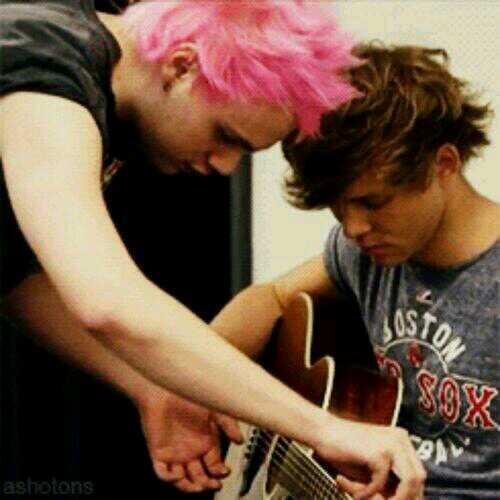 iiQueenLo_'s tweet image. @5SOS Please follow me that'd make my day. Omg please