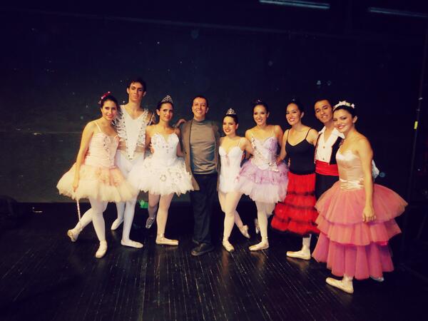 landycrush's tweet image. Parte del elenco Cascanueces 2013 #Proballet con el maestro Guillermo Hernández #ConservatorioDanzaTeatro