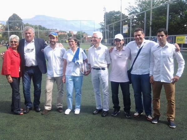 También es de buenas relaciones, ministros, gerentes, embajadores... pueden ayudar en algun momento. @fecorugby