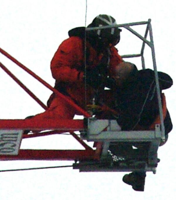 harmanfreelance's tweet image. #SARTech Leader Sgt Corey Cisyk attaches harness to the crane operator. #ygkfire @Heritage_EMC