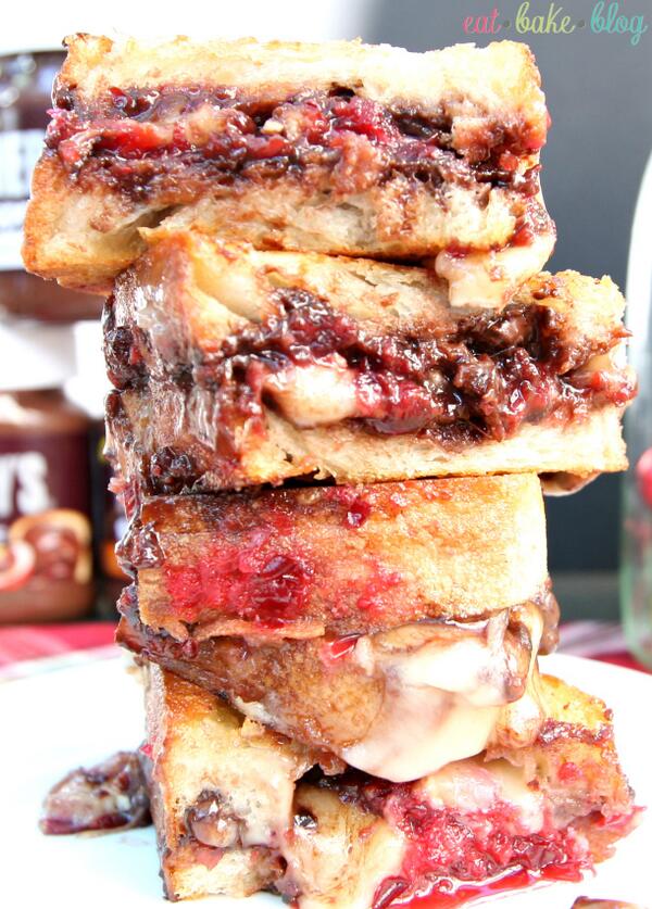 EatBakeBlog's tweet image. Need ideas for easy entertaining? Check this out! #spreadpossibilites #hersheysheroes #ad 
eatbakeblog.com/2013/12/chocol…