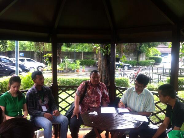 StopPlasticNow's tweet photo. Interview acara STOP PLASTIC NOW yang sedang diliput oleh media. Yeay! http://t.co/rt5yrKTECg