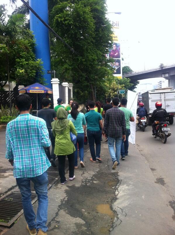 StopPlasticNow's tweet photo. @StopPlasticNow sedang berkeliling membagikan plastik :-D http://t.co/DKca9yHVMz