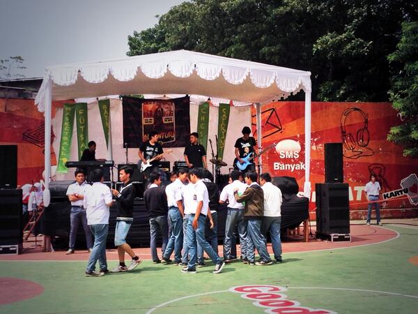 Kaderisasi5's tweet photo. Penampilan dari band v13; Liquid stone! Keren bangeeeet http://t.co/FqYxgC2Vl4