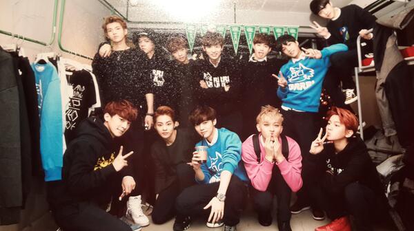 EXOGlobal's tweet photo. [PICTURE] 131218 EXO at BWCW Store cr:glorious_ohsen http://t.co/av4j8cV6aY
