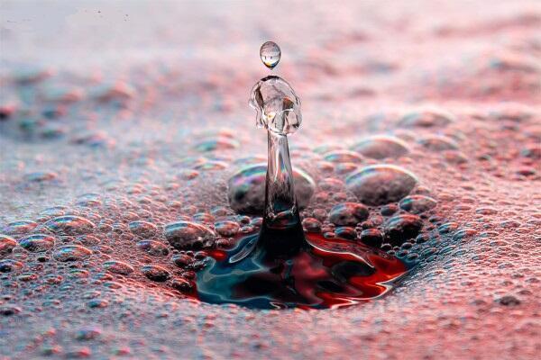 Gota de agua creando a una persona. Increible.