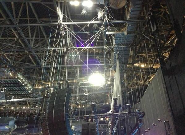 #RollingStones O2 London Load in, #RobbieWilliams load out Dec 2012